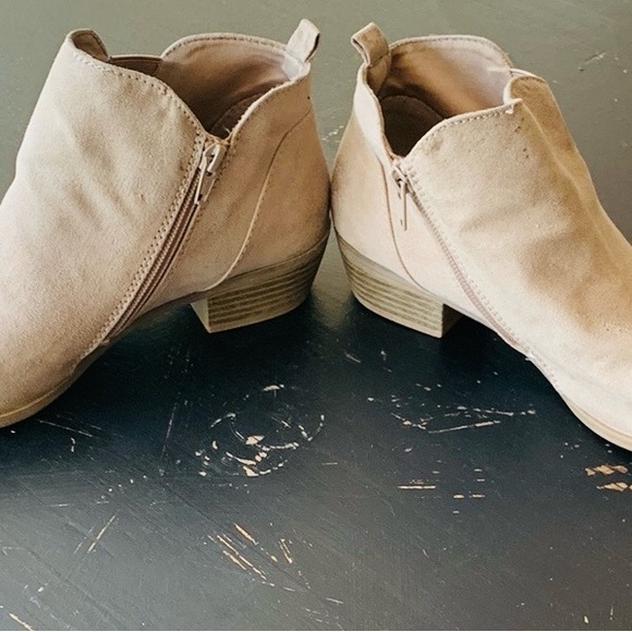 Arizona Suede Bootie Boots. Size 9 1/2 Wide. Zipper Side. Wear Noted on Pics. - Picture 7 of 8